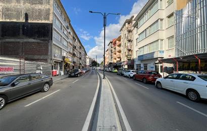 Kadıköy Acıbadem Cadde Üzerinde Geniş Satılık 3+1 Daire