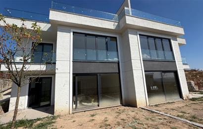 CAMİLİ'DE SATILIK: ÖZEL BAHÇELİ İKİZ TRİPLEX VİLLA