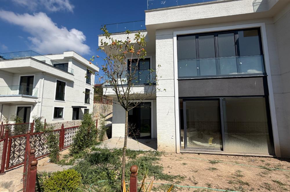 CAMİLİ'DE SATILIK: ÖZEL BAHÇELİ İKİZ TRİPLEX VİLLA
