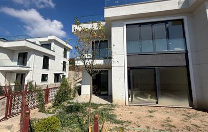 CAMİLİ'DE SATILIK: ÖZEL BAHÇELİ İKİZ TRİPLEX VİLLA