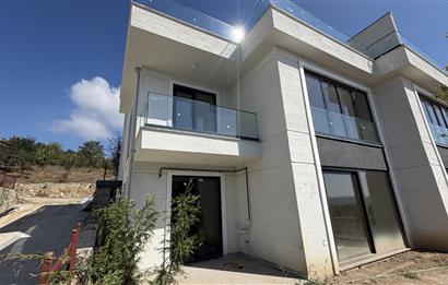 CAMİLİ'DE SATILIK: ÖZEL BAHÇELİ İKİZ TRİPLEX VİLLA
