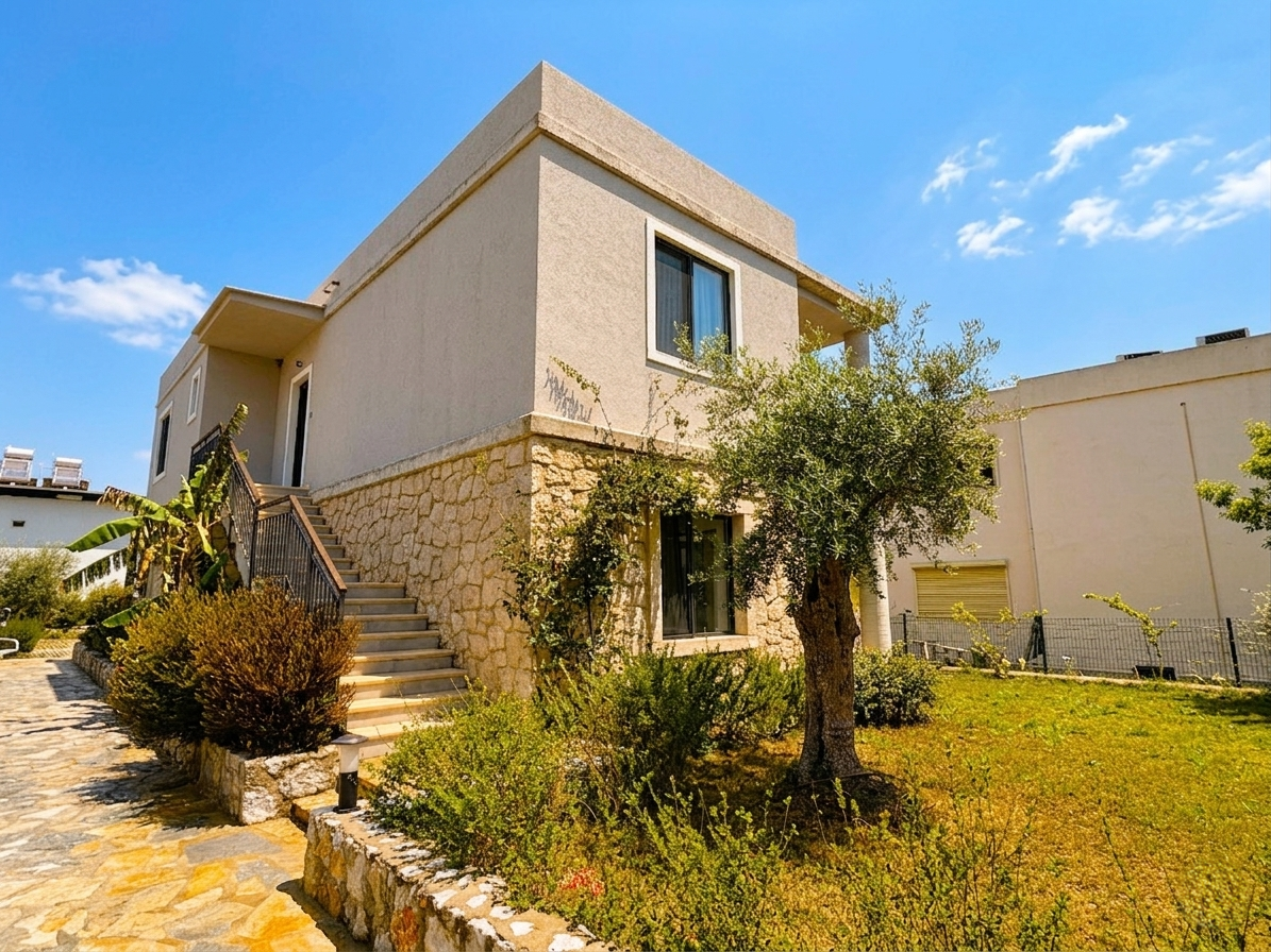 Yalıçiftlik Havuzlu Site İçinde Satılık 3+1 Bahçe Katı Daire