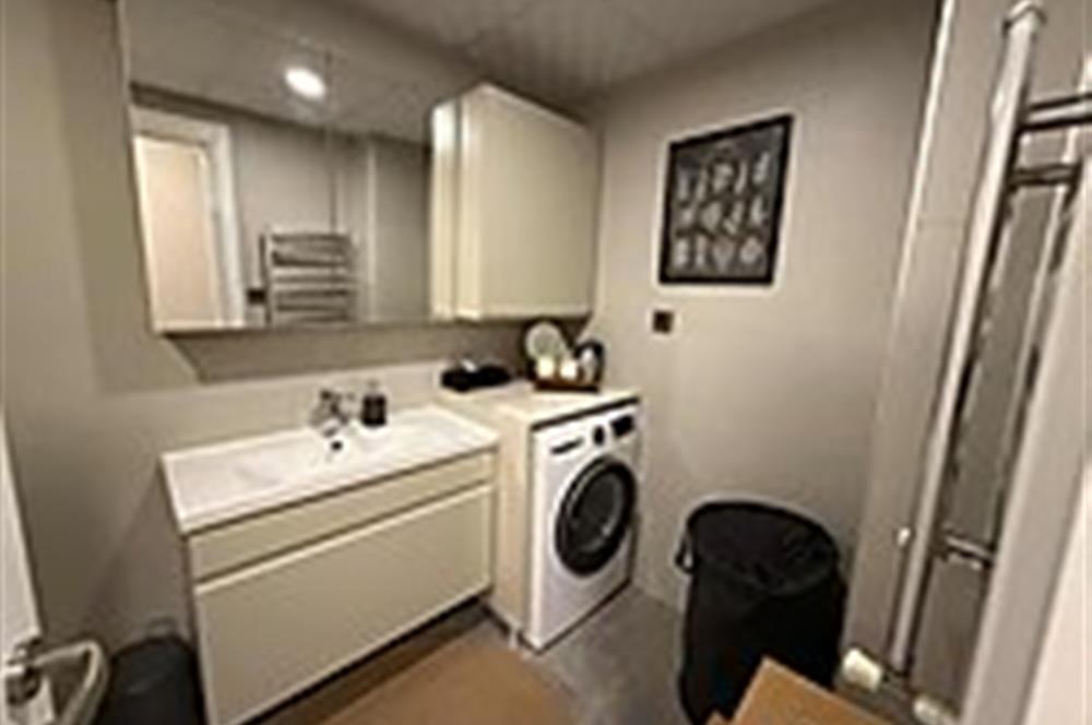 Karşıyaka Girne Caddesi Üzerinde Satılık 3+1 Daire