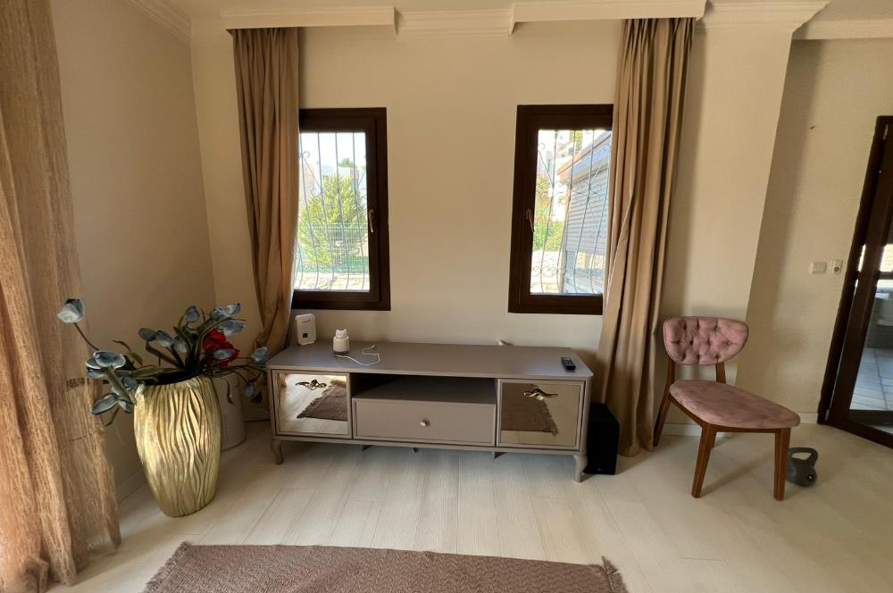 Eskiçeşme'de Havuzlu Sitede Eşyalı 3+1 Kiralık Dubleks