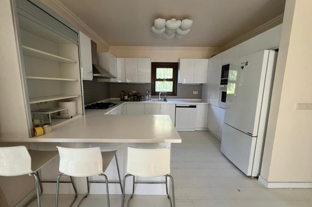 Eskiçeşme'de Havuzlu Sitede Eşyalı 3+1 Kiralık Dubleks