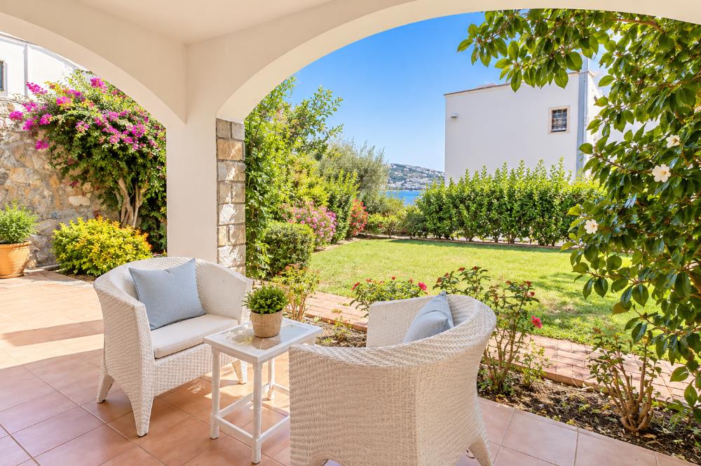 Bodrum Gündoğan’da Deniz Manzaralı Bahçe Katı Eşyalı 1+1 Kiralık Daire