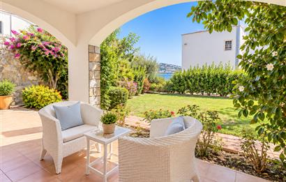 Bodrum Gündoğan’da Deniz Manzaralı Bahçe Katı Eşyalı 1+1 Kiralık Daire