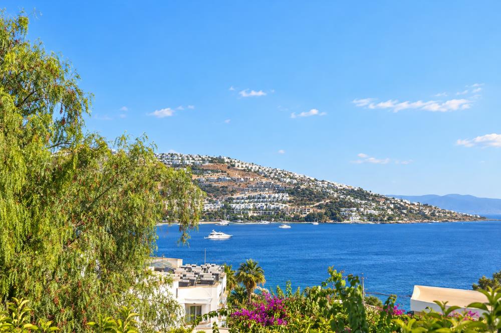 Bodrum Gündoğan’da Deniz Manzaralı Bahçe Katı Eşyalı 1+1 Kiralık Daire