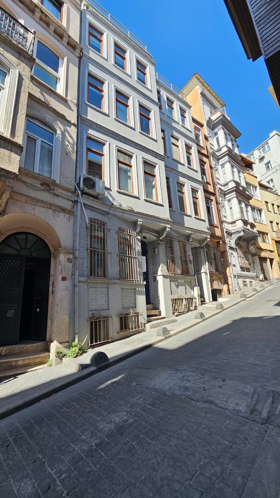 BEYOĞLUNDA TURİSTİK LOKASYONDA SATILIK 2 KOMPLE BİNA