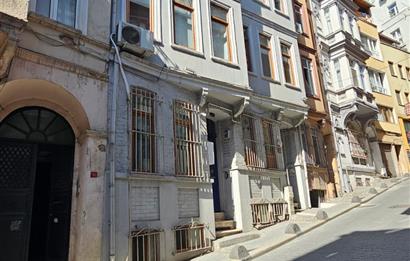 BEYOĞLUNDA TURİSTİK LOKASYONDA SATILIK 2 KOMPLE BİNA