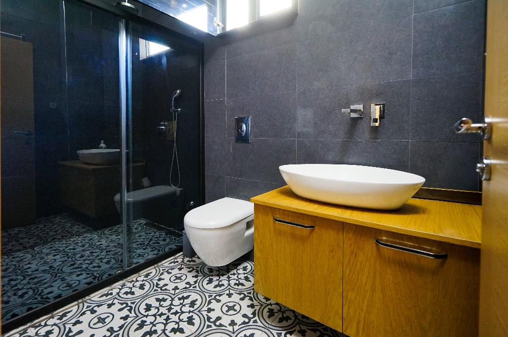 Atatürk Bulvarına 15m Cepheli 250m² Kullanımlı Prestijli Dükkan