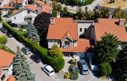 ALACAATLI BİLİM AĞACI EVLERİ'NDE KÖŞE KONUMLU, ÖNÜ AÇIK VİLLA