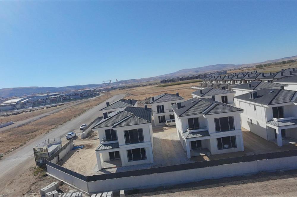 CENTURY21 PLUS'DAN AZELYA VİLLALARINDA SATILIK KÖŞE KONUMLU
