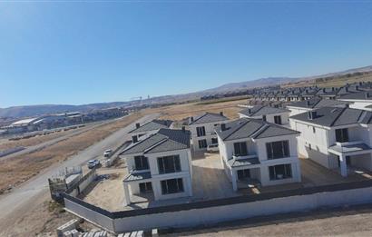 CENTURY21 PLUS'DAN AZELYA VİLLALARINDA SATILIK KÖŞE KONUMLU