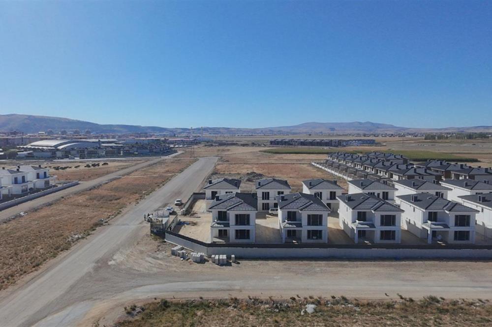 CENTURY21 PLUS'DAN AZELYA VİLLALARINDA SATILIK KÖŞE KONUMLU