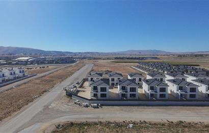 CENTURY21 PLUS'DAN AZELYA VİLLALARINDA SATILIK KÖŞE KONUMLU
