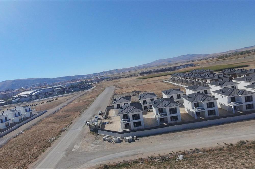 CENTURY21 PLUS'DAN AZELYA VİLLALARINDA SATILIK KÖŞE KONUMLU