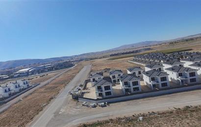 CENTURY21 PLUS'DAN AZELYA VİLLALARINDA SATILIK KÖŞE KONUMLU
