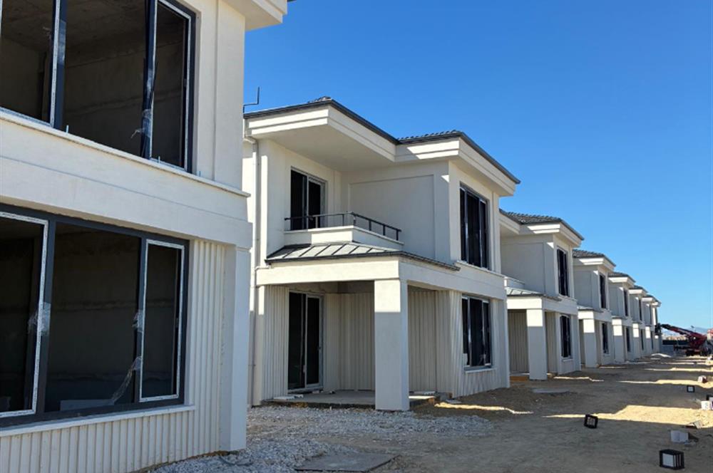 CENTURY21 PLUS'DAN AZELYA VİLLALARINDA SATILIK KÖŞE KONUMLU