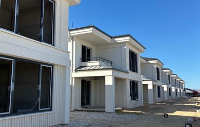 CENTURY21 PLUS'DAN AZELYA VİLLALARINDA SATILIK KÖŞE KONUMLU