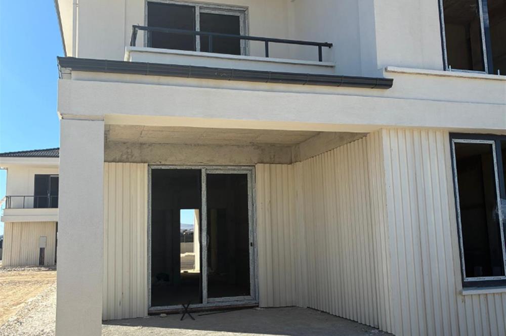 CENTURY21 PLUS'DAN AZELYA VİLLALARINDA SATILIK KÖŞE KONUMLU