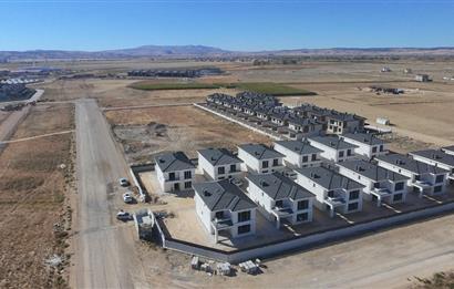 CENTURY21 PLUS'DAN AZELYA VİLLALARINDA SATILIK KÖŞE KONUMLU