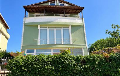 Karaburun'da Satılık 5+2 Bahçeli Müstakil Ev
