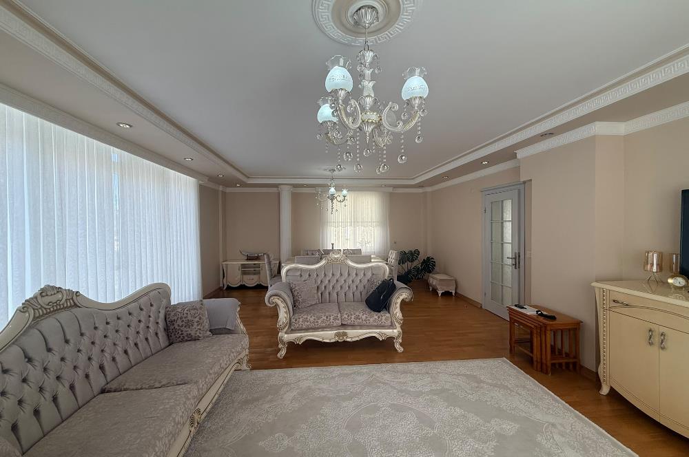 Karaburun'da Satılık 5+2 Bahçeli Müstakil Ev