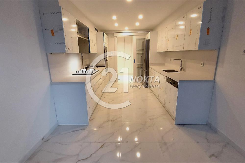 SUADİYE BAĞDATA 2. BİNA GÜVENLİKLİ HAVUZLU 2 YILLIK 5+1 235 M2