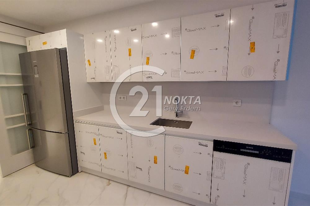 SUADİYE BAĞDATA 2. BİNA GÜVENLİKLİ HAVUZLU 2 YILLIK 5+1 235 M2