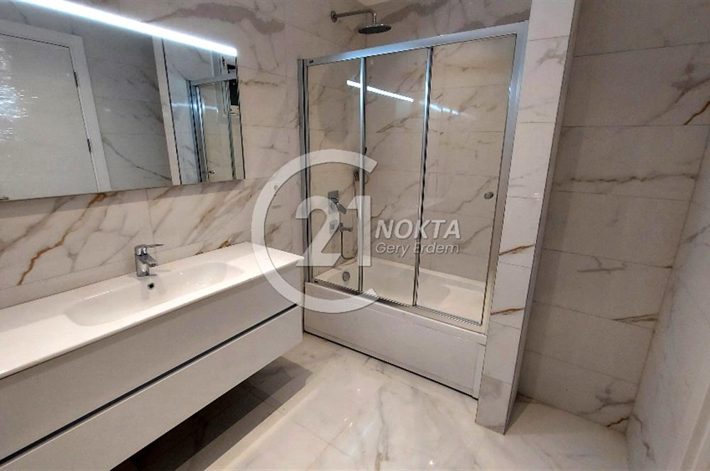 SUADİYE BAĞDATA 2. BİNA GÜVENLİKLİ HAVUZLU 2 YILLIK 5+1 235 M2