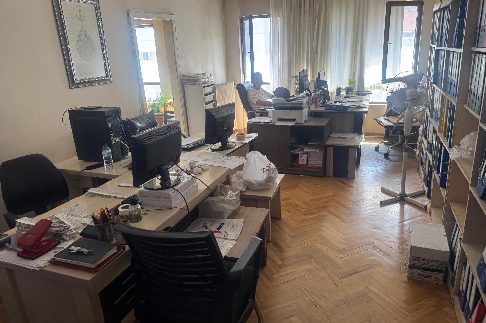 Hanımeli Sokakta  1+1 Satılık Ofis 