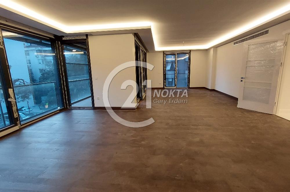 SUADİYE BAĞDATA 2. BİNA GÜVENLİKLİ HAVUZLU 2 YILLIK 5+1 235 M2