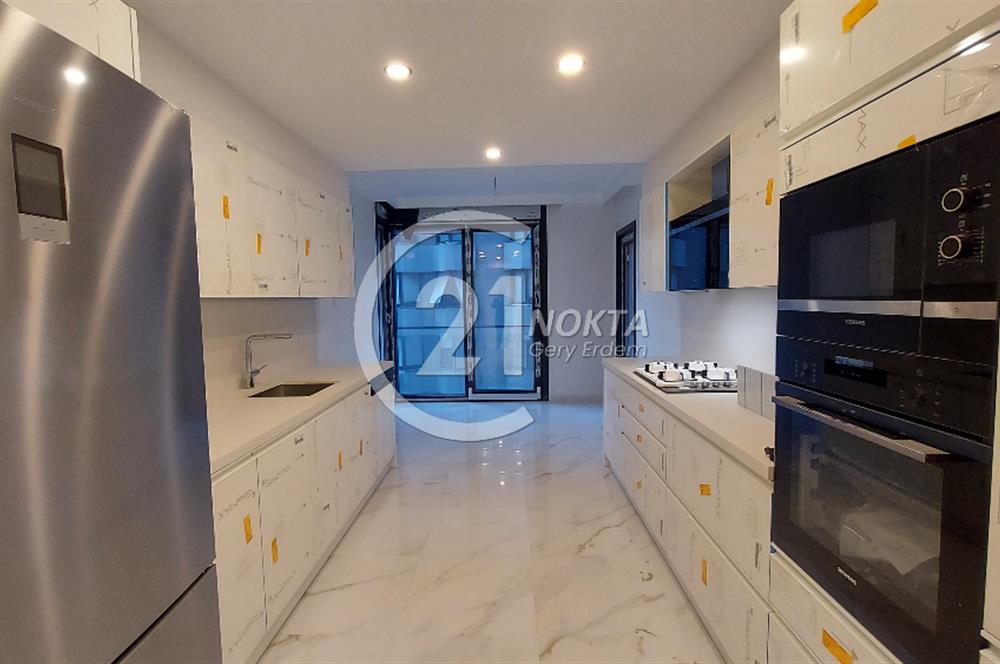 SUADİYE BAĞDATA 2. BİNA GÜVENLİKLİ HAVUZLU 2 YILLIK 5+1 235 M2