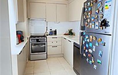 BOSTANLI'DA NEZİH SOKAKTA SATILIK BAKIMLI DAİRE