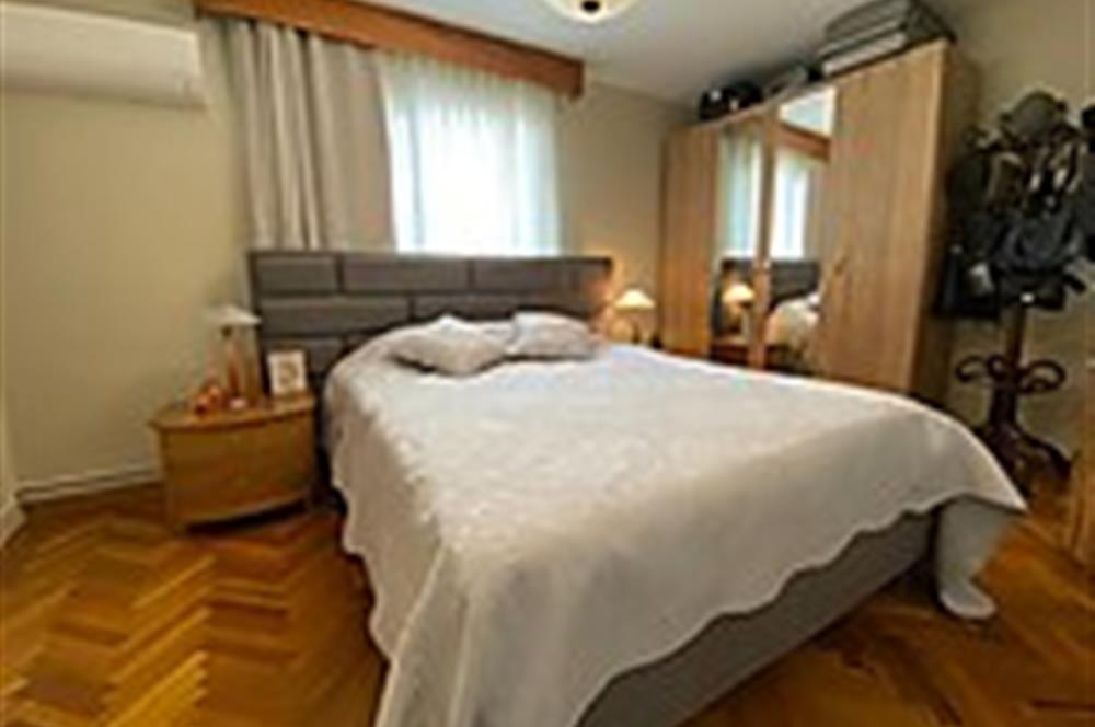 BOSTANLI'DA NEZİH SOKAKTA SATILIK BAKIMLI DAİRE
