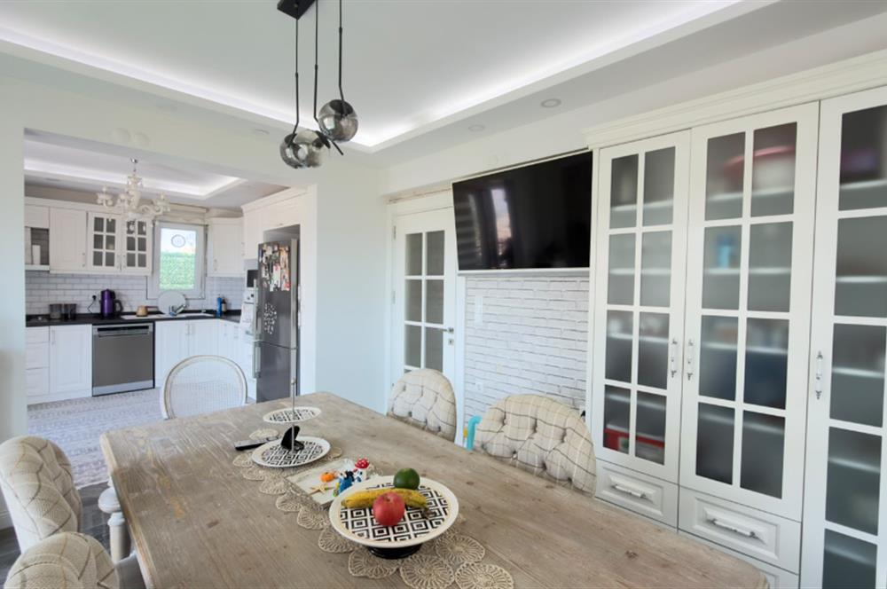 Selçuk'ta Şehir ve Doğa Manzaralı 5+1 Satılık Müstakil Villa