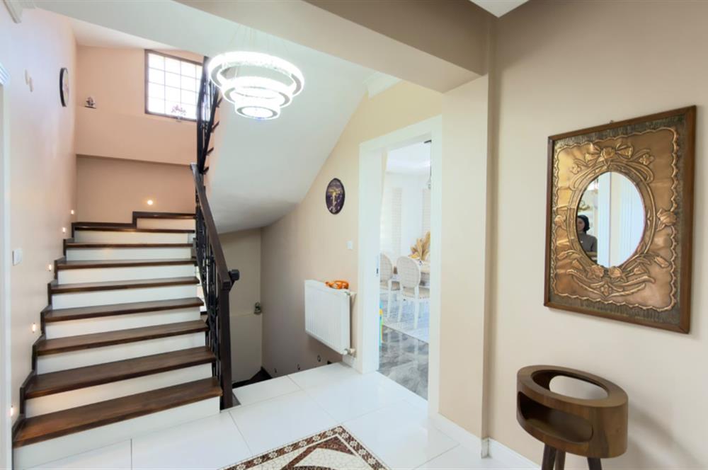 Selçuk'ta Şehir ve Doğa Manzaralı 5+1 Satılık Müstakil Villa
