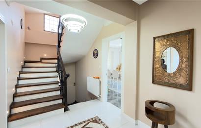 Selçuk'ta Şehir ve Doğa Manzaralı 5+1 Satılık Müstakil Villa