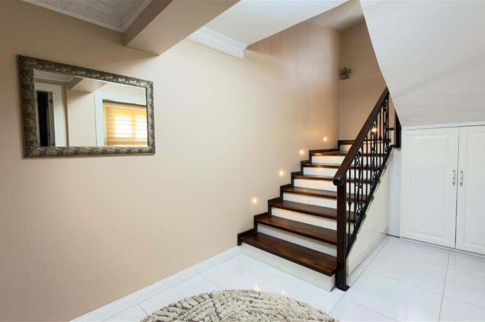 Selçuk'ta Şehir ve Doğa Manzaralı 5+1 Satılık Müstakil Villa