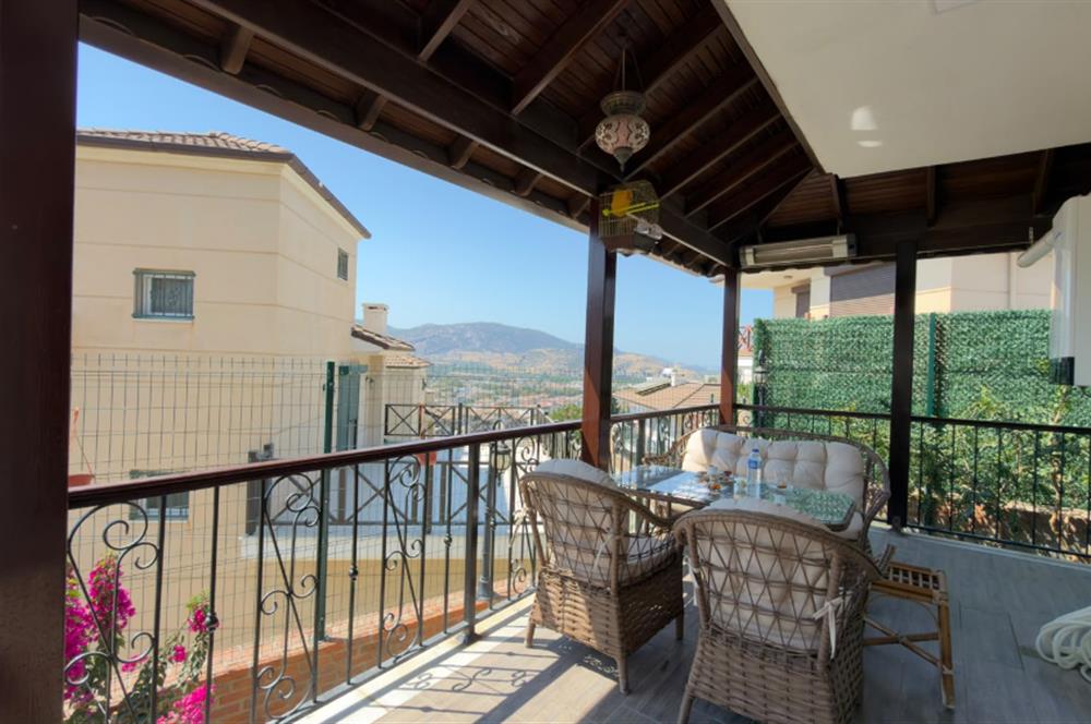 Selçuk'ta Şehir ve Doğa Manzaralı 5+1 Satılık Müstakil Villa