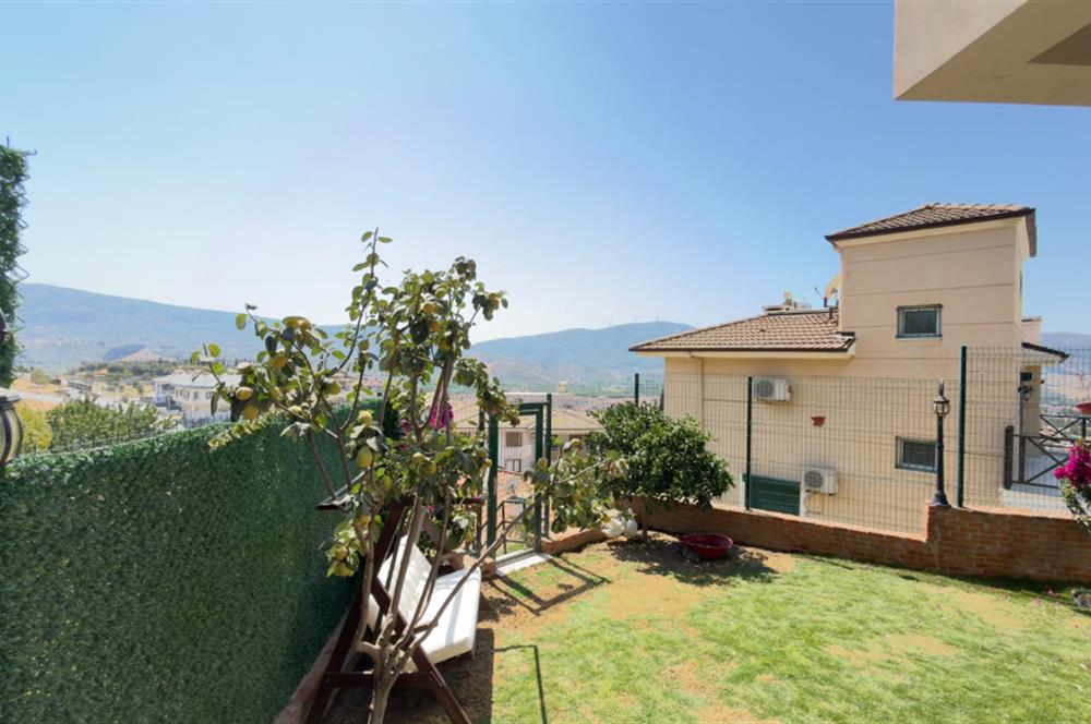 Selçuk'ta Şehir ve Doğa Manzaralı 5+1 Satılık Müstakil Villa