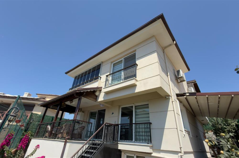 Selçuk'ta Şehir ve Doğa Manzaralı 5+1 Satılık Müstakil Villa