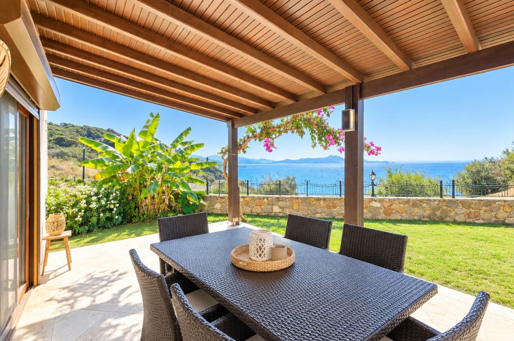 Bodrum Gündoğan'da Deniz Manzaralı Özel İskeleli 3+1 Bahçe Katı Daire