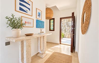 Bodrum Gündoğan'da Deniz Manzaralı Özel İskeleli 3+1 Bahçe Katı Daire