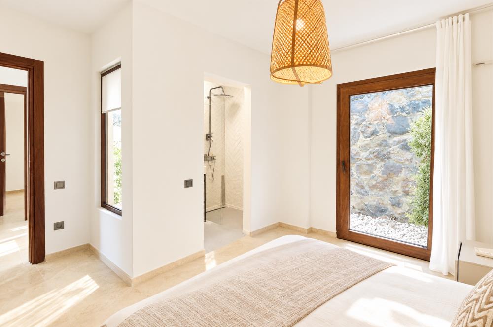 Bodrum Gündoğan'da Deniz Manzaralı Özel İskeleli 3+1 Bahçe Katı Daire