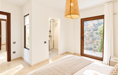 Bodrum Gündoğan'da Deniz Manzaralı Özel İskeleli 3+1 Bahçe Katı Daire