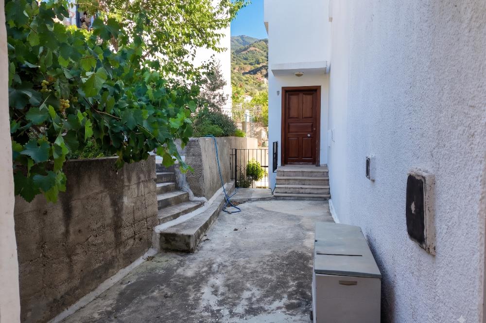 Gümüşkaya Sitesinde Deniz Manzaralı Tadilat İhtiyacı Olan 3+1 Villa