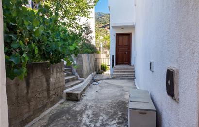 Gümüşkaya Sitesinde Deniz Manzaralı Tadilat İhtiyacı Olan 3+1 Villa