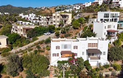 Gümüşkaya Sitesinde Deniz Manzaralı Tadilat İhtiyacı Olan 3+1 Villa